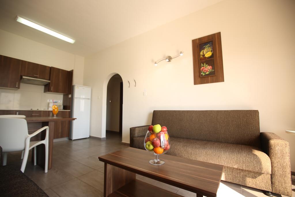 Lucky Hotel Apartments Larnaca Dış mekan fotoğraf