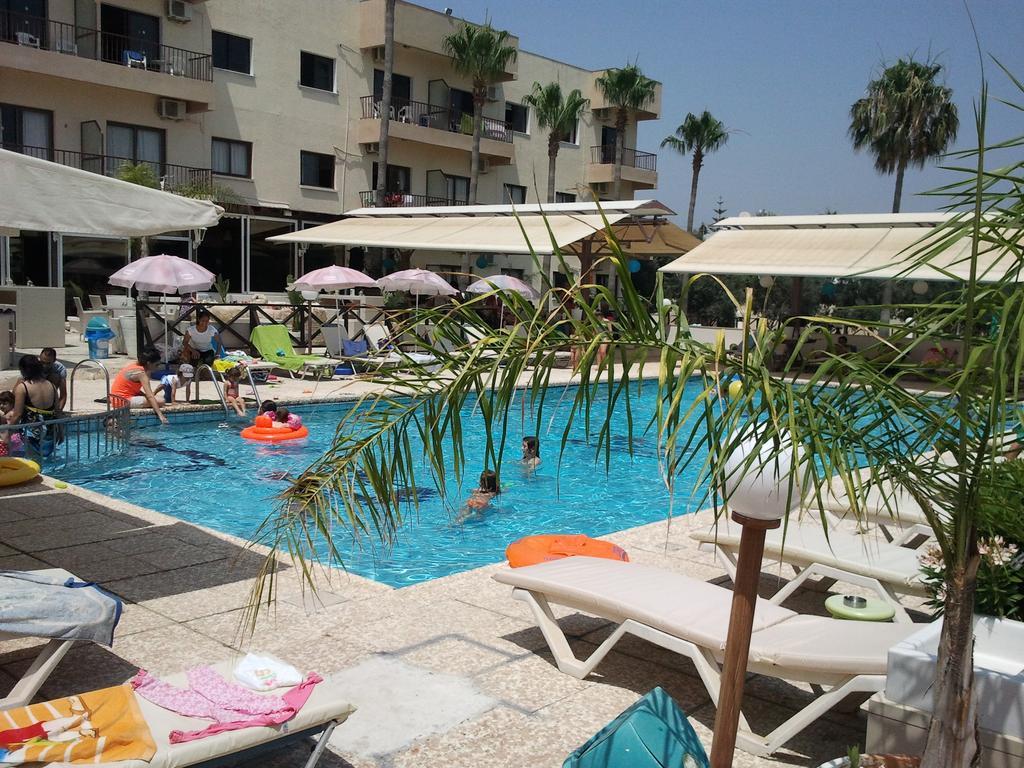 Lucky Hotel Apartments Larnaca Dış mekan fotoğraf