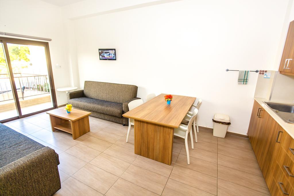 Lucky Hotel Apartments Larnaca Oda fotoğraf