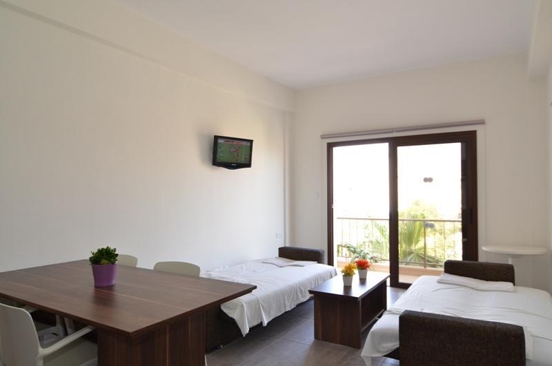 Lucky Hotel Apartments Larnaca Oda fotoğraf